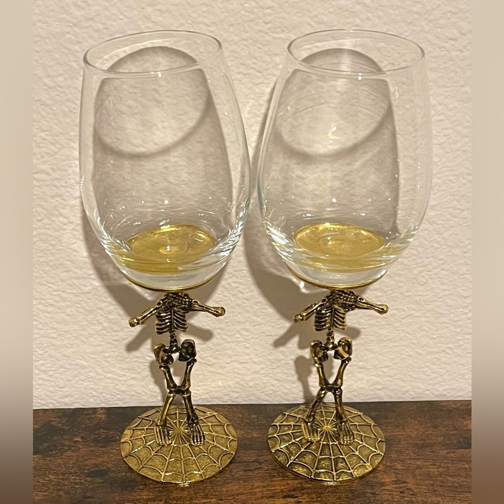 Set Of 2 Metal Skeleton Wine Glasses Gold Halloween  Spider Web New - Picture 2 of 4